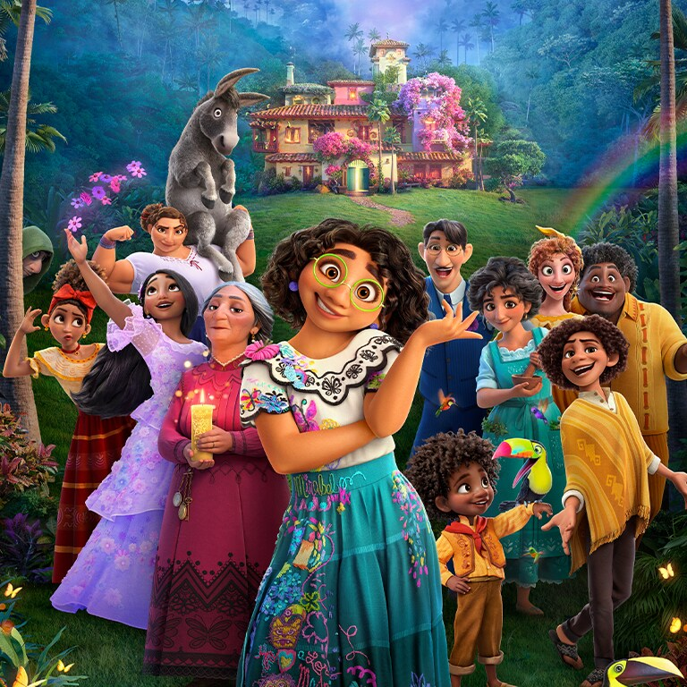 Póster de Encanto con la familia Madrigal y Mirabel delante de la Casita