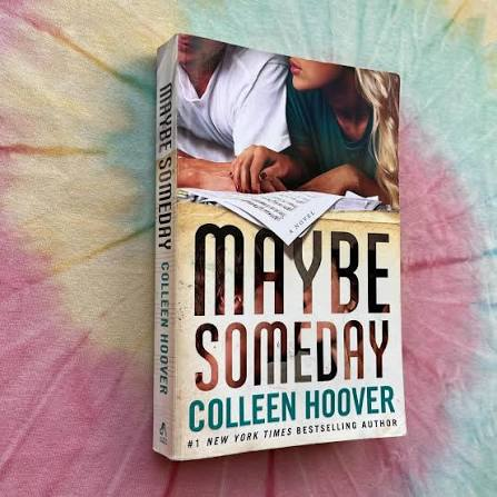 Portada de Maybe Someday de Colleen Hoover sobre una tela de colores pastel